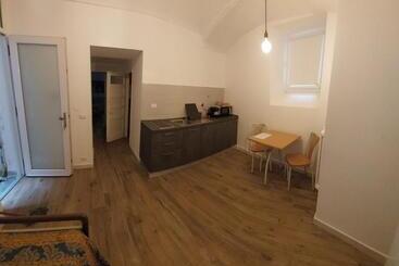 تختخواب و صبحانه Gusterhouse