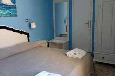 ペンション Al Mari Suites