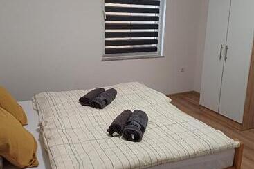 تختخواب و صبحانه Rose Apartmans