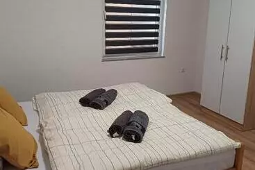 تختخواب و صبحانه Rose Apartmans