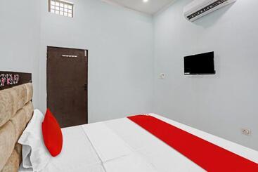 Hotel Pop 81269  Paras Inn