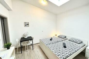 هاستل Center Stations