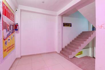 Отель Oyo Flagship 81056 Panday Guest House