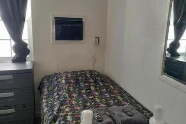 מלון דירות Crown Inn & Suites