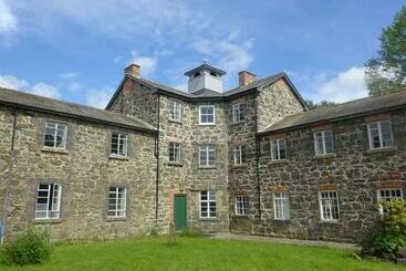 Vandrarhem Llanfyllin Workhouse   Y Dolydd