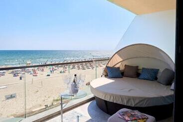 5 Stars 301 Frontal Sea View Apartment