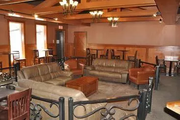 Szálloda Twin Pine Inn & Suites