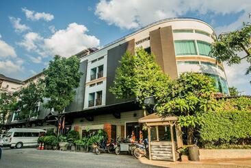 Hotel Seasons Riverside