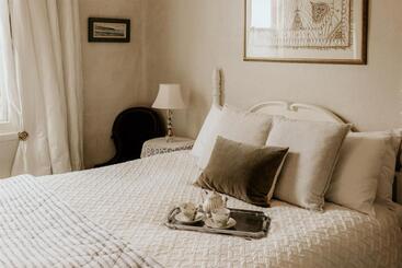 Stanley Hotel & Apartments