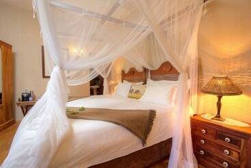 בית מלון כפרי Mvuradona Safari Lodge