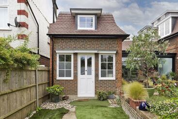簡易ホテル Charming Home With Patio Close To Wimbledon Park By Underthedoormat