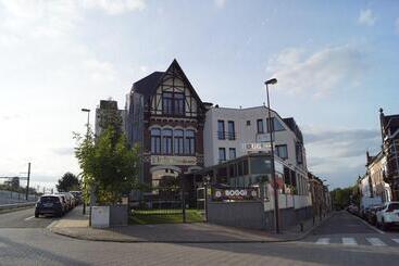 Fly Inn Hotel Lounge