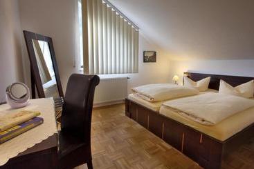 בית מלון כפרי Garni Zur Bergstrasse