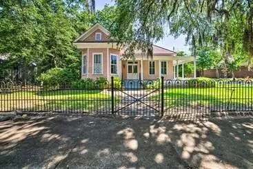 コテージ Authentic Colonial Home Near Downtown Selma!