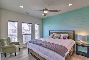 Mökkimajoitus Walk To Ocean: Bright Crystal Beach House W/ Deck!