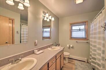 קוטג'' Catskills Mtn Retreat W/ Panoramic View & Fire Pit