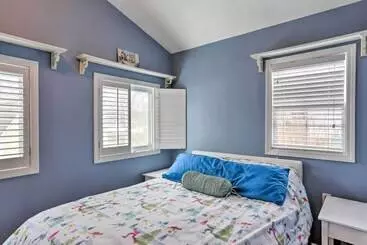 Mökkimajoitus Lake Erie Waterfront Home W/ Sunroom & Yard!