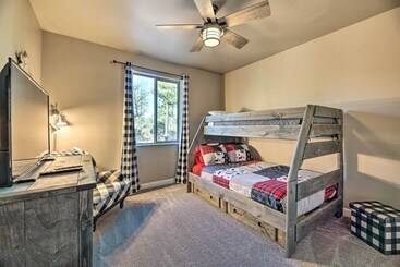 بيت ريفى Luxe Cabin W/ Deck & Fenced Yard In Lakeside!