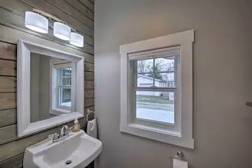 Mökkimajoitus Renovated Craftsman House W/ Patio & Fire Pit!