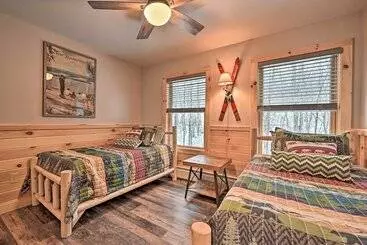 Mökkimajoitus Rustic 3 Story Pittsburg Cabin W/ Lake & Mtn Views
