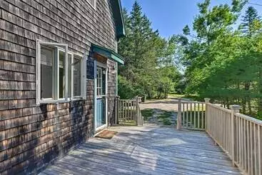 コテージ Secluded Surry Hideout W/ Backyard Fire Pit!