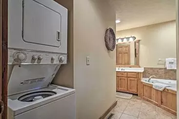 コテージ Branson West Retreat: 2 Suites W/ Ideal Location!