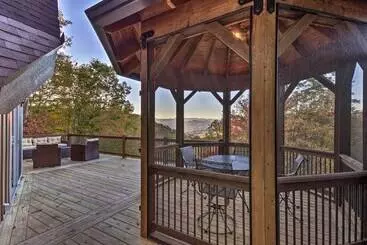 Mökkimajoitus Brevard Chalet W/ Stunning Blue Ridge Mtn Views!