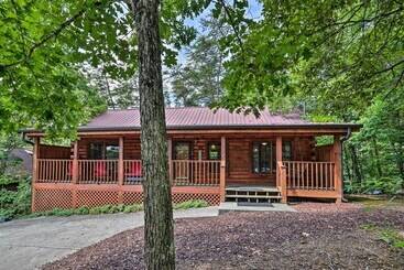 کلبه Cabin W/ Deck + Fireplace <3 Mi To Dollywood!