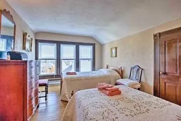 Mökkimajoitus Victorian Home W/ Porch: 6 Mi To Hickory Run Park!