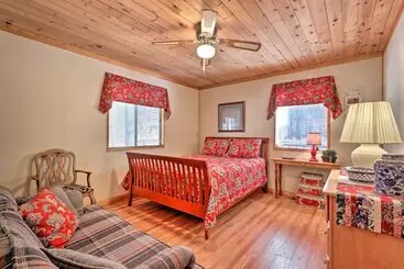 Mökkimajoitus Cozy Cabin W/ Fireplace, Covered Deck & Gas Grill!