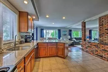 Mökkimajoitus Enchanting Waterfront Sorrento Home W/ Deck!