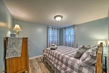 Mökkimajoitus Idyllic Edinboro Escape: Walk To Beach & Lake