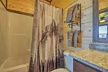 コテージ Lightning Bug Lookout: Luxury Mountain View Cabin!