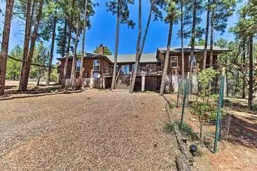 کلبه Modern Show Low Cabin Retreat W/ Deck & Grill