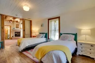 Patagonia Cottage W/ Patio & Yard: Walk To Town!