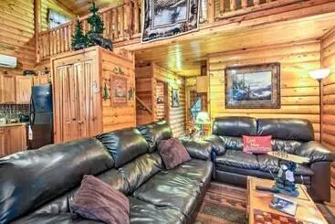 Mökkimajoitus Pet Friendly Cosby Log Cabin W/ Backyard & Porch!