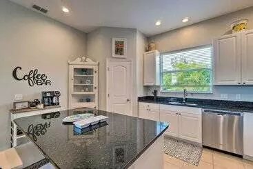 Mökkimajoitus Port Charlotte Canalfront Home W/ Pool & Dry Bar!