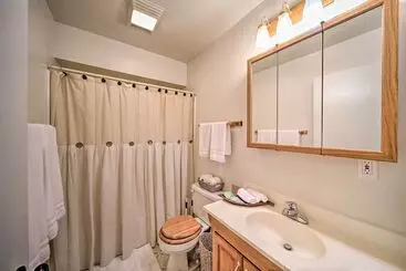 Mökkimajoitus Rustic Trinity Center Cabin W/ Deck Near Fishing!