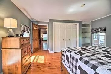 コテージ Vintage Schroon Lake Farmhouse W/ Private Beach!