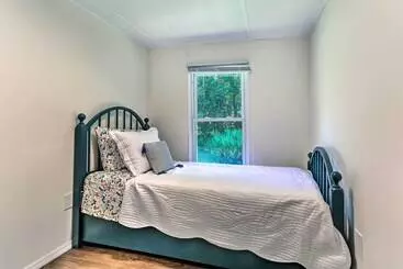 Mökkimajoitus Wallkill Riverfront Retreat: Canoe & Relax!