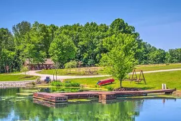 Mökkimajoitus Almost Heaven  Farmers Paradise On 50 Acres!