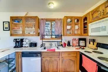 Mökkimajoitus Charming Poconos Abode W/ Gas Grill + Fire Pit!