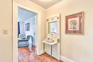 Mökkimajoitus Elegant + Spacious Retreat ~ 18 Mi To Lake Norman!