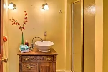 کلبه Finger Lakes Home W/ Sweeping Views And Sun Deck!