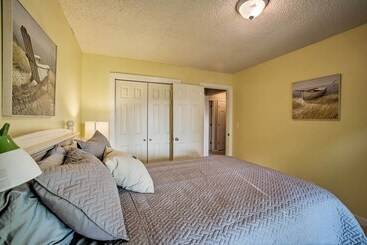 Hillside Rogers Cottage W/ Beaver Lake Views!