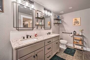 Vidéki Ház Lakefront Fort Towson Home: Private Dock & 3 Decks