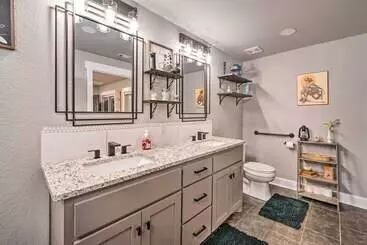 Mökkimajoitus Lakefront Fort Towson Home: Private Dock & 3 Decks