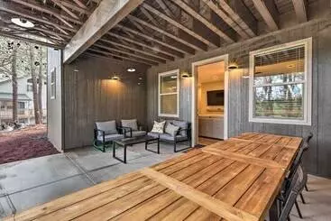 Mökkimajoitus Lavish National Forest Retreat W/ Hot Tub + Views!