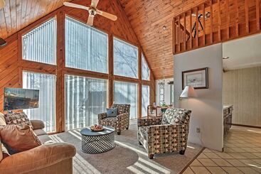 Сельский дом Poconos Cabin On 3 Acres   5 Mi To Blue Mountain!