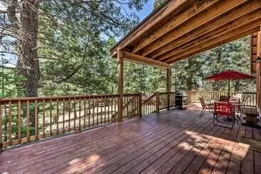 Mökkimajoitus Peaceful & Private Cloudcroft Cabin With Deck!